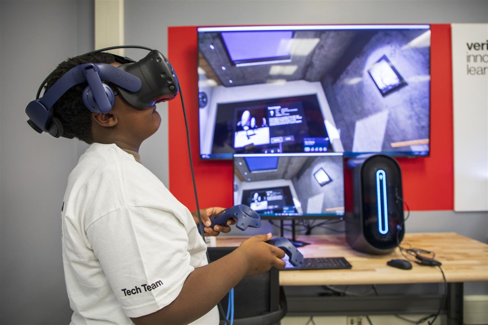  Stephanie Tubbs Jones School opens Verizon Lab 